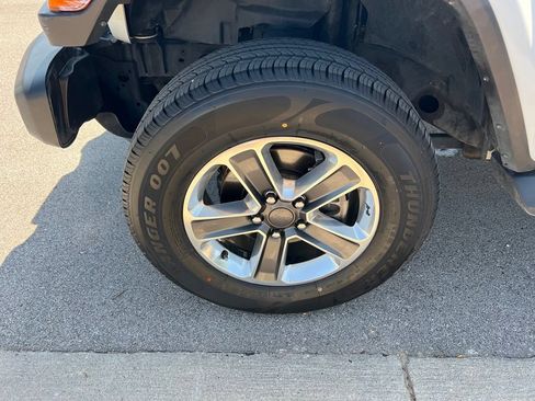 Used 2019 Jeep Wrangler Unlimited Sahara AWD/4WD image 13