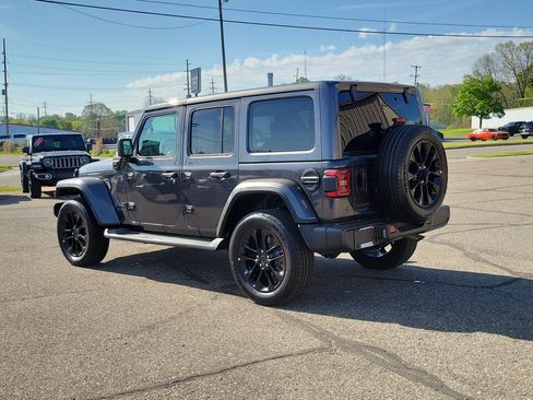 Used 2025 Jeep Wrangler Unlimited Sahara AWD/4WD image 3
