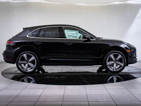 Certified 2025 Porsche Macan image 9