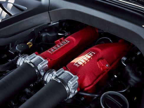 Used 2018 Ferrari GTC4Lusso T image 16