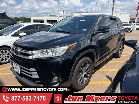 Used 2017 Toyota Highlander Plus AWD/4WD image 1