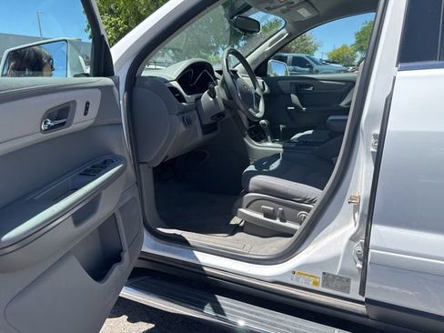 Used 2016 Chevrolet Traverse LT w/ Style and Technology Package FWD image 10