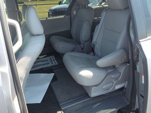 Used 2017 Toyota Sienna XLE w/ XLE Navigation Package FWD image 27