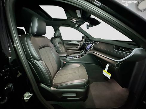 New 2025 Jeep Grand Cherokee Altitude image 32