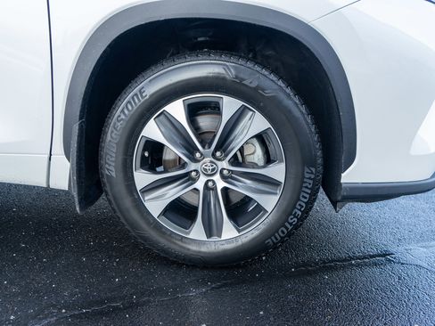 Used 2025 Toyota Highlander XLE image 11