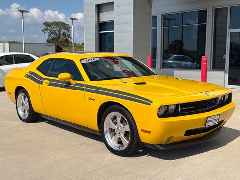Used 2010 Dodge Challenger R/T RWD image 2