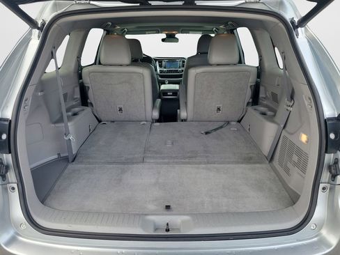 Used 2019 Toyota Highlander XLE image 12