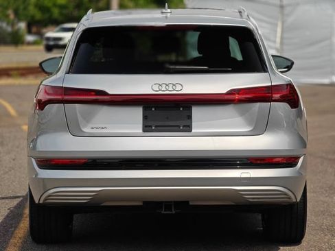 Used 2019 Audi e-tron Prestige w/ Prestige Package AWD/4WD image 19