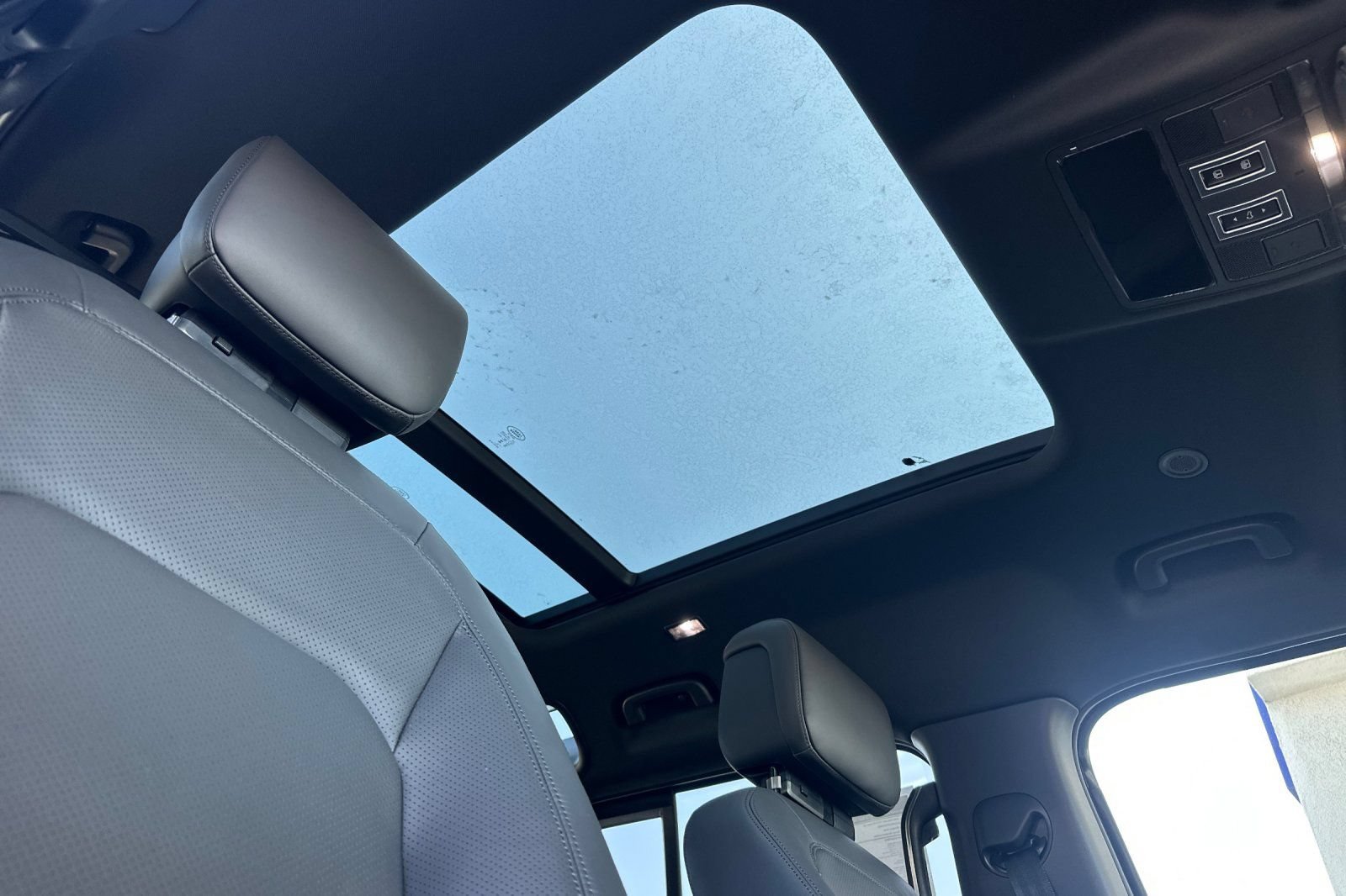 New 2026 Land Rover Defender 110 X-Dynamic SE AWD/4WD image 17