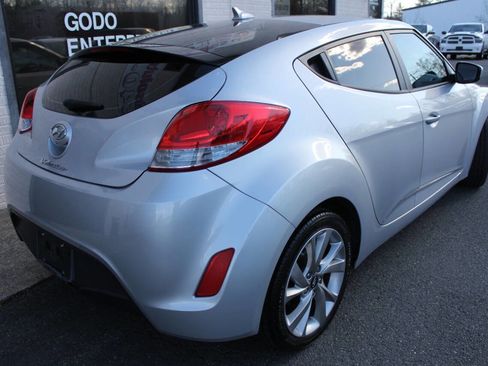 Used 2017 Hyundai Veloster image 9
