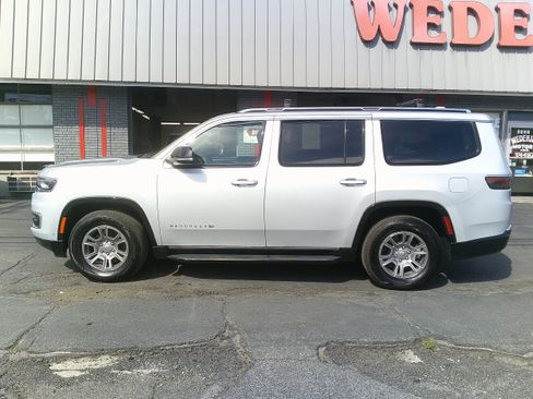 Used 2023 Jeep Wagoneer 4WD image 3