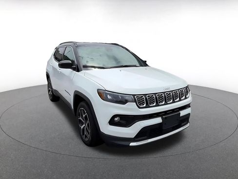 Used 2025 Jeep Compass Limited AWD/4WD image 3