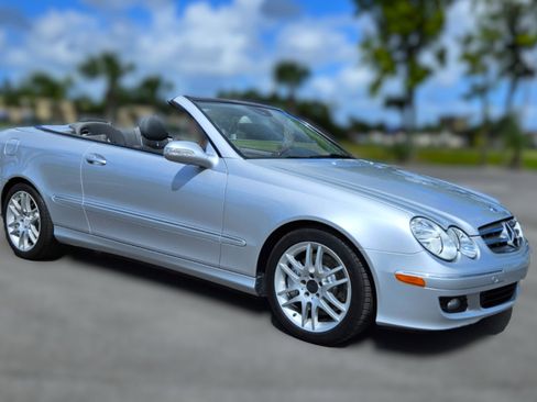 Used 2009 Mercedes-Benz CLK 350 Cabriolet w/ Appearance Pkg image 5