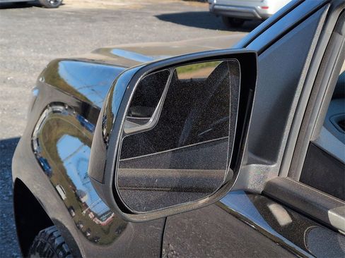 Used 2021 Chevrolet Colorado Z71 w/ Z71 Midnight Edition image 11