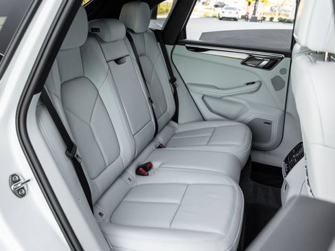 Certified 2026 Porsche Macan AWD/4WD image 39