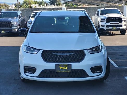 Used 2024 Chrysler Pacifica Limited FWD image 2