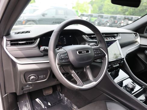 Used 2025 Jeep Grand Cherokee Altitude AWD/4WD image 17