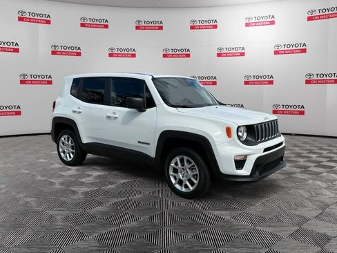 Used 2023 Jeep Renegade Latitude AWD/4WD image 3