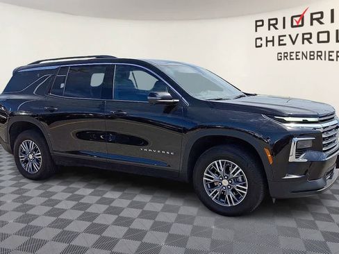 Used 2025 Chevrolet Traverse LT w/ Enhanced Driving Package FWD image 2