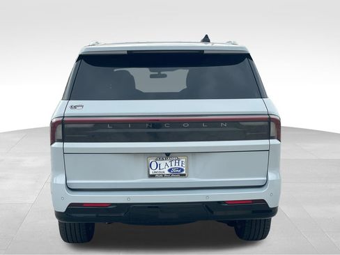 New 2026 Lincoln Navigator Reserve AWD/4WD image 4