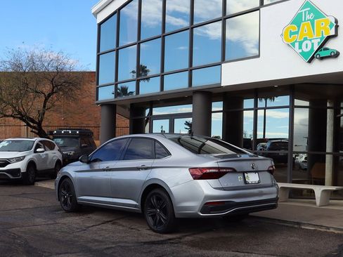 Used 2023 Volkswagen Jetta SE image 9