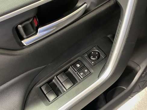 Used 2021 Toyota RAV4 XLE w/ Convenience Package FWD image 15