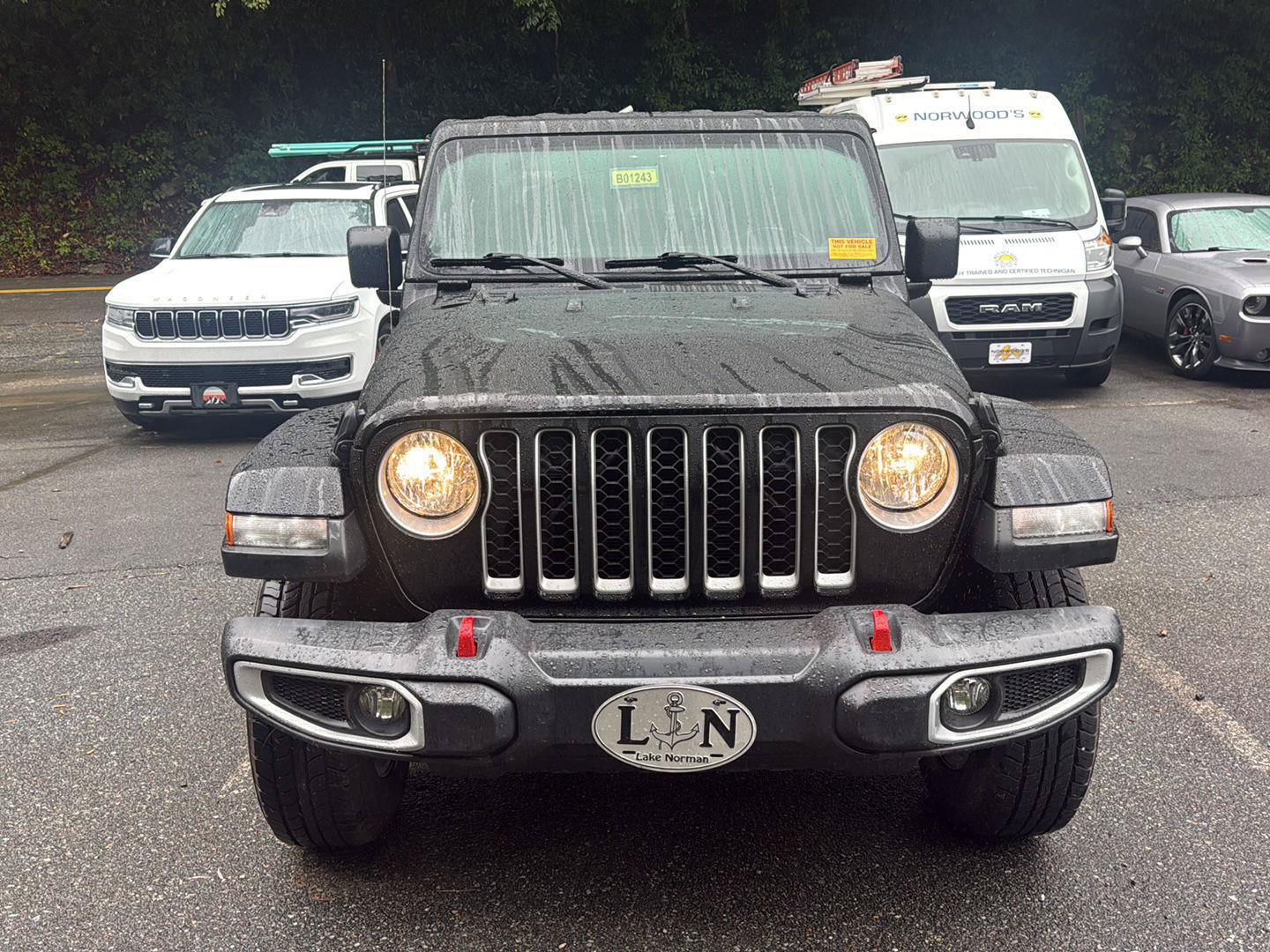Used 2022 Jeep Gladiator Overland w/ Popular Equipment Package AWD/4WD image 2