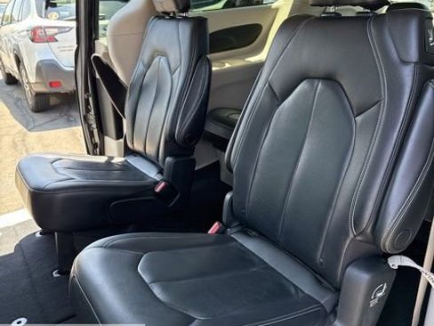 Used 2022 Chrysler Pacifica Touring-L image 16