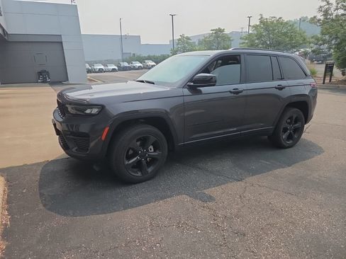 Used 2023 Jeep Grand Cherokee Altitude AWD/4WD image 6