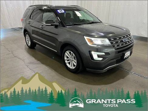 Used 2017 Ford Explorer XLT w/ Equipment Group 202A FWD image 1