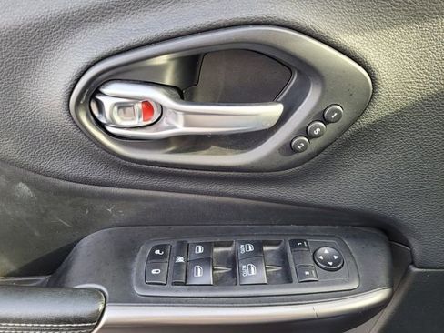 Used 2019 Jeep Cherokee Limited image 25