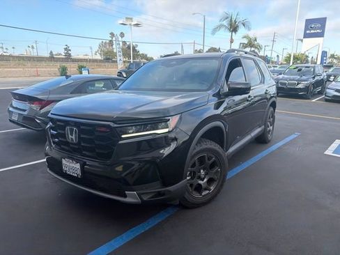 Used 2025 Honda Pilot TrailSport image 2