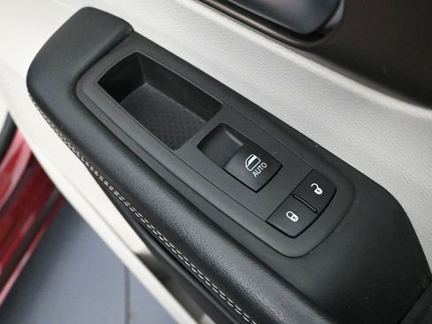 Used 2021 Chrysler Voyager LX image 44