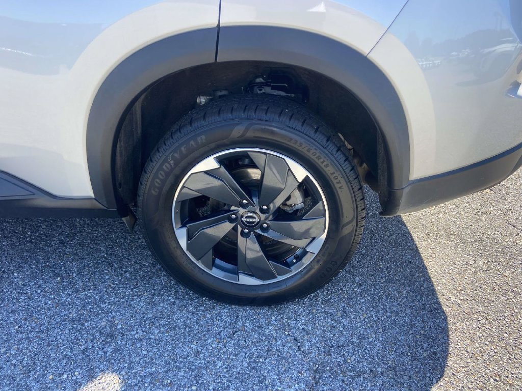 Used 2025 Nissan Rogue SV AWD/4WD image 9