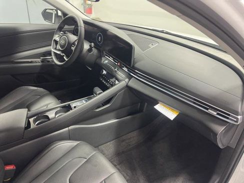 New 2025 Hyundai Elantra Limited image 24