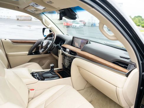 Used 2017 Lexus LX 570 4WD w/ Luxury Package image 18