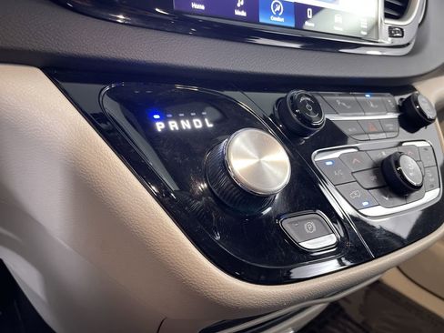 Used 2023 Chrysler Pacifica Touring-L FWD image 17
