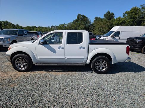 Used 2016 Nissan Frontier SL w/ Moonroof Package AWD/4WD image 2