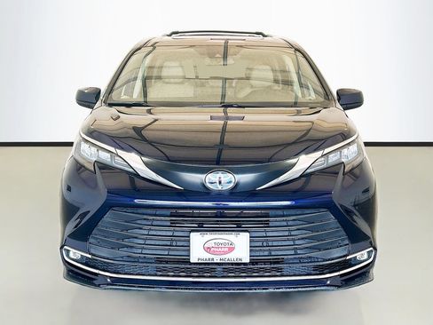 Used 2024 Toyota Sienna XLE FWD image 2