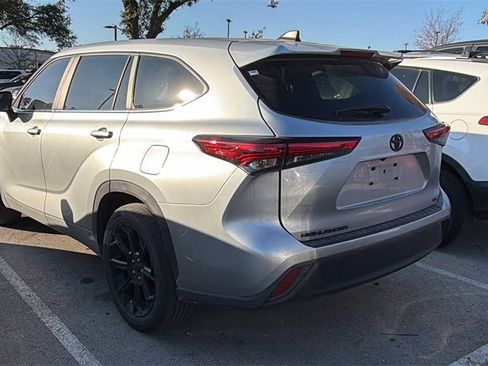 Used 2023 Toyota Highlander LE image 4