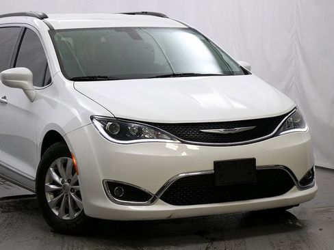 Used 2017 Chrysler Pacifica Touring-L image 2