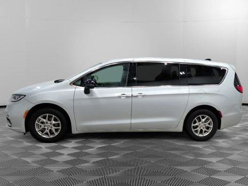 Used 2024 Chrysler Pacifica Touring-L FWD image 4