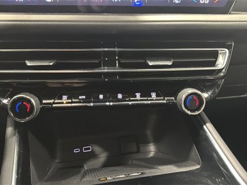 Used 2025 Chevrolet Traverse LT image 12