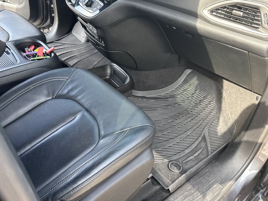 Used 2022 Chrysler Pacifica Touring-L w/ S Appearance Package FWD image 33