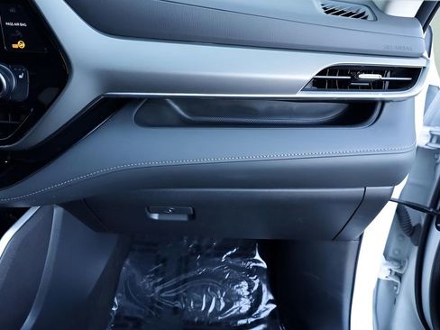 Used 2023 Toyota Highlander XLE image 32