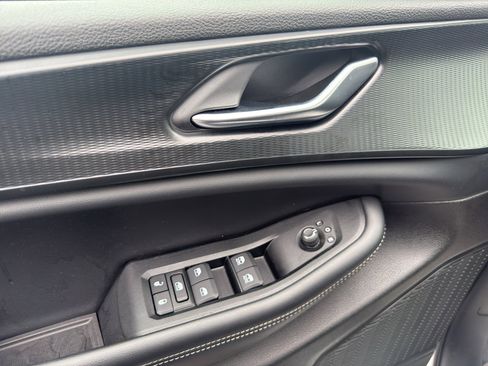 Used 2025 Jeep Grand Cherokee Altitude image 9