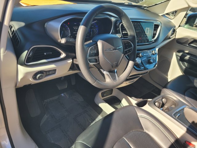 Used 2023 Chrysler Pacifica Touring-L FWD image 12