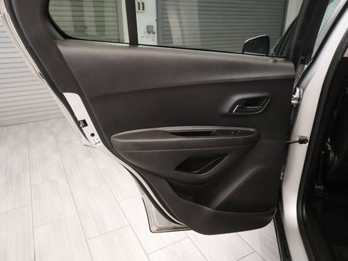Used 2019 Chevrolet Trax LT w/ LT Convenience Package AWD/4WD image 15
