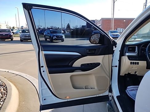 Used 2018 Toyota Highlander Plus image 18