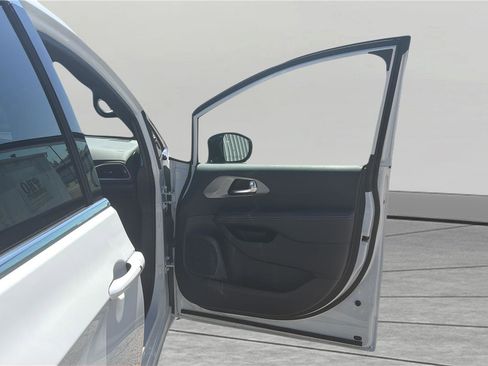 Used 2025 Chrysler Pacifica Select FWD image 21